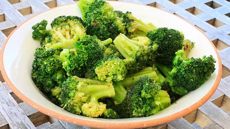 Brokoli Salatası